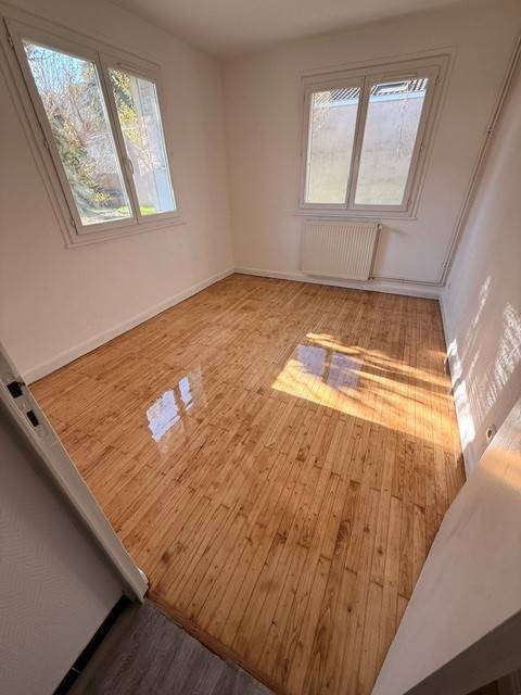 Poncage et remise en etat complet d'un parquet en bois à Lyon